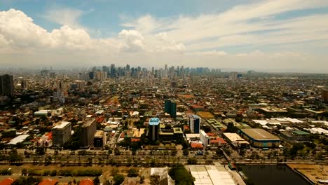 Luftbild-Stadt-mit-Wolkenkratzern-und-Gebäuden.-Philippinen,-Manila,-Makati