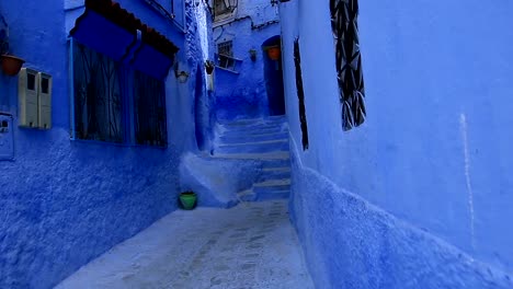 POV,-caminando-en-la-ciudad-azul-de-Chefchaouen-Chaouen-/-Marruecos,-primer-punto-de-vista