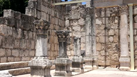 Langsam-Pan-über-die-Säulen-des-antiken-Tempels