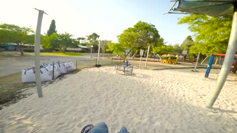 POV-Aufnahmen-von-drei-Kinder-auf-einem-Spielplatz-spielen