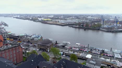 Blick-über-Hamburg-an-einem-bewölkten-Tag-mit-einer-Drohne