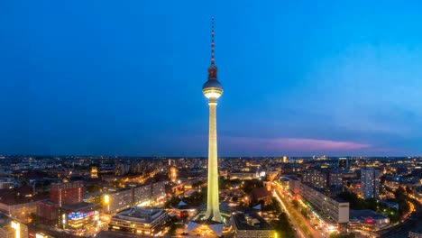 Berlin-City-Skyline-von-Tag-zu-Nacht-Zeitraffer-am-Alexanderplatz-mit-Fernsehturm-Berlin-(Berliner-Fernsehturm),-Berlin,-Deutschland,-4K-Zeitraffer