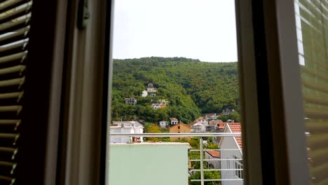 vistas-de-las-montañas-y-el-pueblo-desde-el-balcón