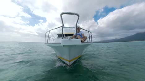 Yacht-mit-Mann-auf-Vordeck-Segeln-zur-Insel-Mauritius