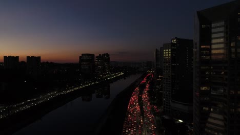 Aéreos-ver-de-Marginal-Pinheiros-y-Puente-Estaiada-por-la-noche-en-Sao-Paulo,-Brasil