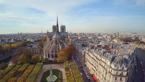 Vista-aérea-de-París-con-la-Catedral-de-Notre-Dame