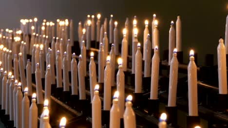 Muchas-velas-ardientes-en-la-iglesia-cristiana