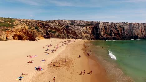 Vuelo-sobre-la-hermosa-playa-de-arena-en-Portugal,-Praia-Beliche,-Sagres,-vista-aérea