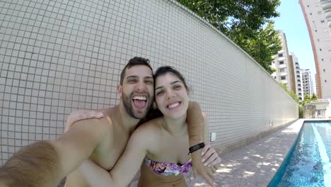 Junges-Paar-unter-einem-Selfie-im-Schwimmbad