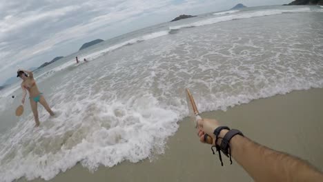 Pareja-jugando-Frescobol-en-la-playa