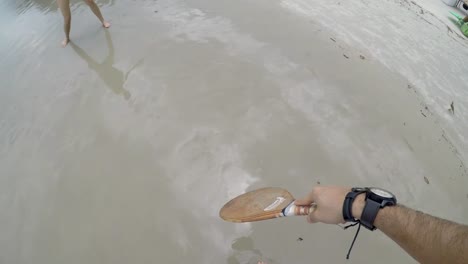 Couple-playing-Frescobol-on-the-beach