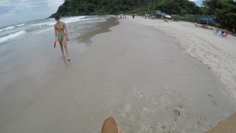 Couple-playing-Frescobol-on-the-beach