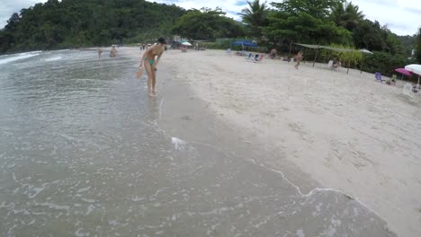 Pareja-jugando-Frescobol-en-la-playa