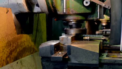 Vertical-knee-type-milling-machine-processes-the-metal-workpiece