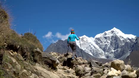 The-girl-climbs-to-the-top-of-the-cliff