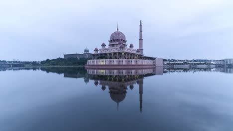 Trübe-Sonnenaufgang-am-Putra-Mosque,-Putrajaya