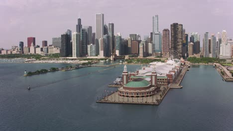 Flug-über-Navy-Pier-in-Richtung-Innenstadt-von-Chicago.