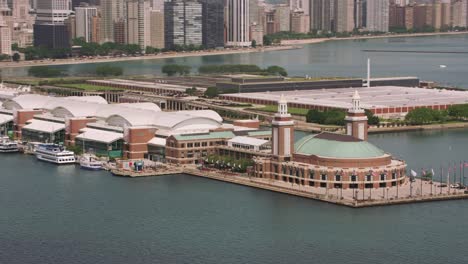 Toma-aérea-de-Navy-Pier-en-el-centro-de-Chicago.