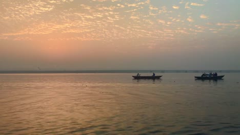 Paseo-en-barco-en-el-río-Ganges,-Varanasi,-India