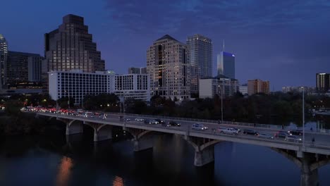 Vista-aérea-del-perfil-de-tráfico-en-S-Congress-Avenue-Bridge-al-atardecer