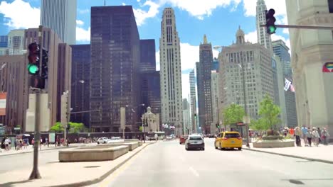 Conducir-a-lo-largo-de-la-milla-de-oro-en-Michigan-Avenue-en-Chicago-la-cámara-del-coche