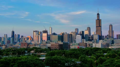 Golden-Chicago-Skyline-verfallen-bei-Sonnenuntergang