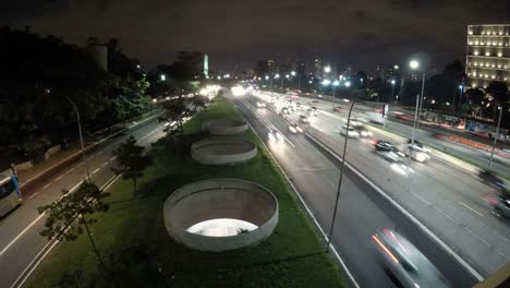 Nacht-Zeitraffer-des-Verkehrs-auf-der-berühmten-23-de-Maio-Avenue