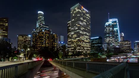 Die-Innenstadt-von-Los-Angeles-Skyline-bei-Nacht-Zeitraffer