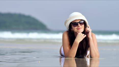 Junge-schöne-Frau-mit-Sonnenbrille,-entspannen-und-Sonnenbaden-am-tropischen-Strand