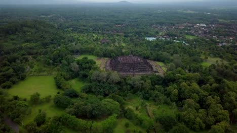 Tiro-de-drone-de-vista-aérea-del-templo-de-Borobudur-en-Java-al-amanecer,-viajes-Indonesia-religión-drone-concepto-4K-de-resolución