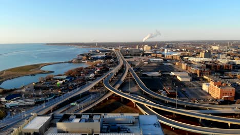 Vista-aérea-de-ciudad-estadounidense-en-la-madrugada.-Edificios-de-gran-altura,-autopista,-Bahía.--Mañana-soleada.-Milwaukee,-Wisconsin,-Estados-Unidos