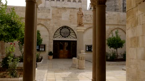 Incline-hacia-arriba-de-tiro-en-el-patio-de-la-iglesia-de-la-Natividad