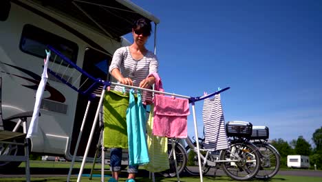 Waschmaschine-auf-Trockner-auf-einem-Campingplatz.