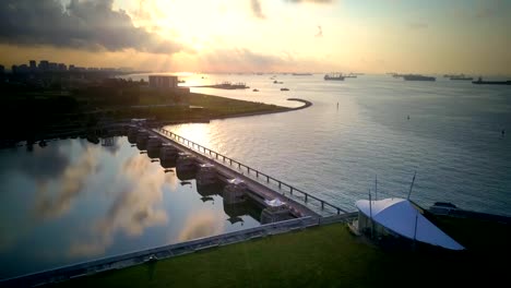 Escena-del-amanecer-en-el-bombardeo-de-la-Marina,-Singapur