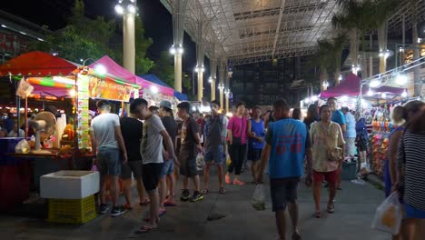 berühmte-Zeit-Phuket-Insel-streetfood-Nachtmarkt-gehen-Slow-Motion-Panorama-4k-thailand