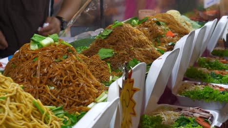 berühmte-Nacht-Phuket-Insel-Patong-streetfood-Markt-Ecke-Slow-Motion-Panorama-4k-thailand