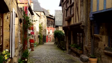 houses-at-the-street-of-Dinan