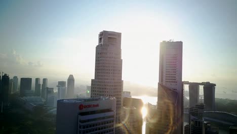 Schönen-guten-Morgen-Drohne-Aufnahmen-von-städtischen-Skyline-von-Singapur-im-zentralen-Geschäftsviertel-mit-Marina-Bucht-Hintergrund.