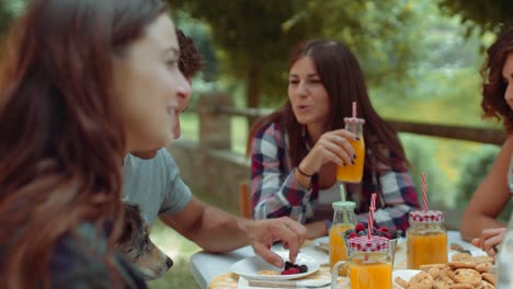 Gruppe-von-Freunden,-Frühstück-im-freien-in-einer-traditionellen-Landschaft-zu-tun.-in-Zeitlupe-erschossen