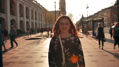 Atractiva-mujer-pelirroja-en-la-calle