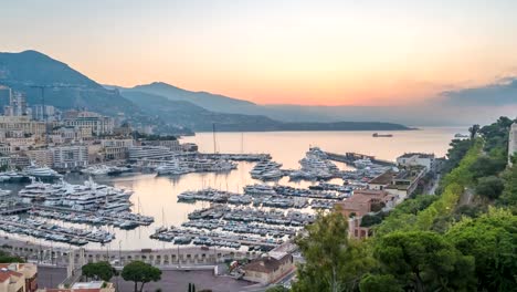 Noche-de-skyline-de-la-ciudad-de-Mónaco-Ville-a-día-amanecer-timelapse,-lapso-de-tiempo-de-4K-de-Monte-Carlo,-Mónaco