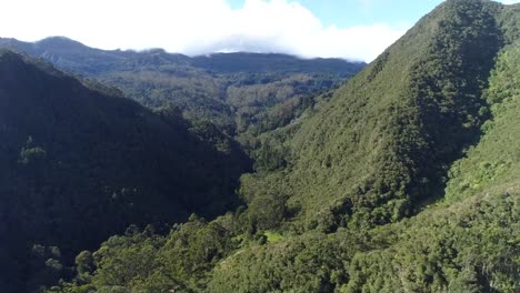 Vista-aérea-de-la-montaña-colombiana,-cerca-de-Bogotá