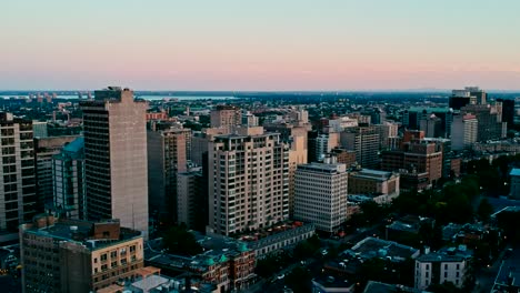 Areal-Drone-Aufnahmen-von-Montreal-Kanada-bei-Sonnenuntergang