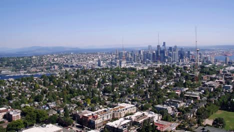 Atemberaubende-Helikopter-Ansicht-von-Seattle-hinter-Queen-Anne-Hill