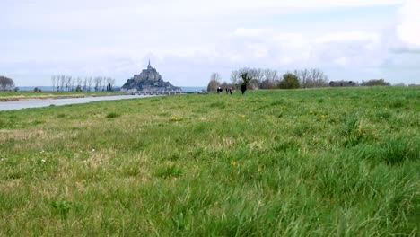 vista-del-Mont-Saint-Michel,-Normandía,-Francia