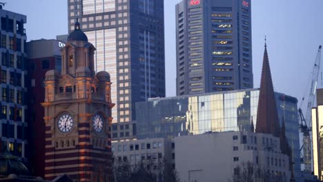 Torre-del-reloj-de-la-estación-de-Flinders-Street-se-ilumina