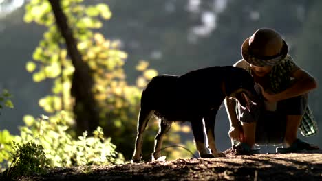 Junge-mit-Hut-amüsieren-Sie-sich-mit-einem-Hund-im-freien