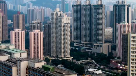 Stadt-Zeitraffer-von-tagsüber-bis-abends-bei-Sonnenuntergang-im-Wong-Tai-Sin,-Hong-Kong