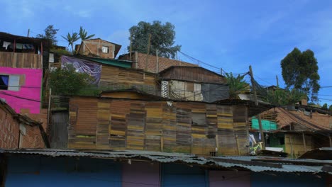 Cabañas-en-barrio-barrio-de-tugurios,-Medellín,-Colombia---Latinoamérica