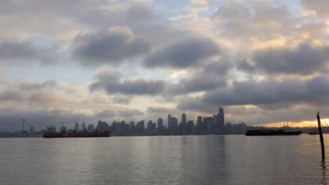 Tiempo-lapso-de-amanecer-nublado-en-el-centro-de-la-ciudad-horizonte-de-Seattle